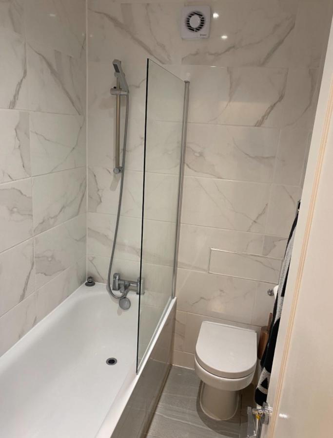 Central Private Double Bedroom In A 2Bedroom Apartment, Connected Via Underground, Overground And Many Bus Routes London Eksteriør bilde