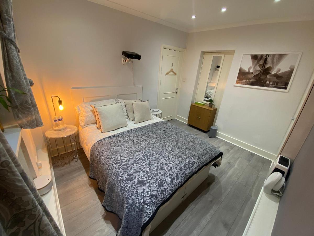 Central Private Double Bedroom In A 2Bedroom Apartment, Connected Via Underground, Overground And Many Bus Routes London Eksteriør bilde